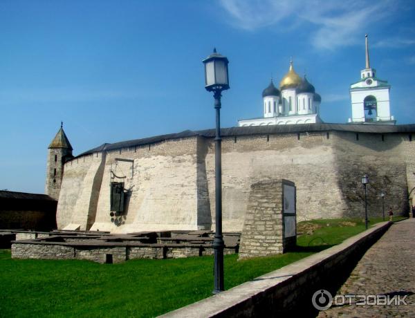 Вход в Кремль, слева - Довмонтов город