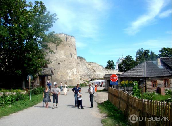 Вход в Старо- Изборскую крепость