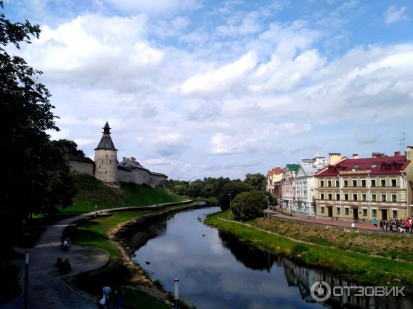 Золотая набережная - справа, за Псковой