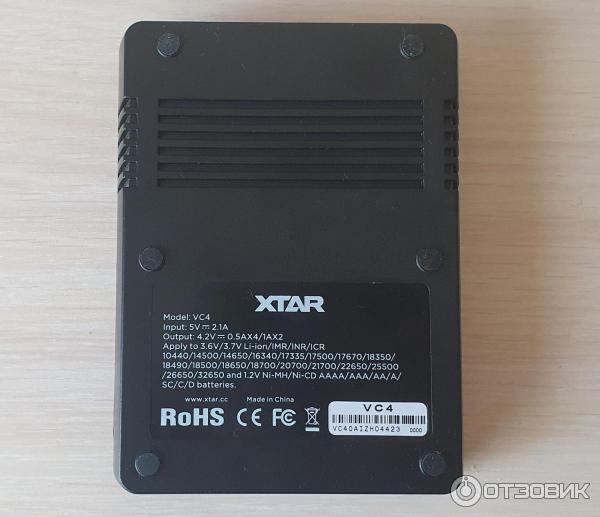 Зарядное устройство XTAR VC4 вид сзади