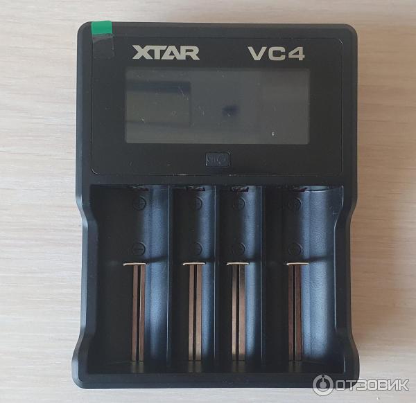 Зарядное устройство XTAR VC4 спереди