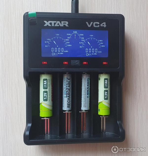 Зарядное устройство XTAR VC4 в рабочем состоянии