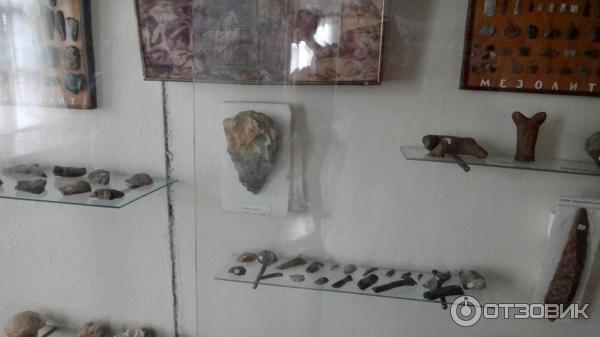 Экспонаты каменного века в Краеведческом музее села Смоляниново, Украина