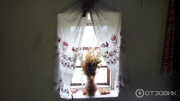 Окно с вышитыми рушниками. Краеведческий музей, Смоляниново, Украина