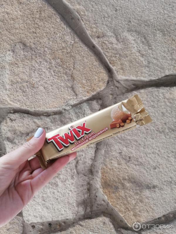 Мороженое молочное Twix с печеньем и карамель, покрытое глазурью фото