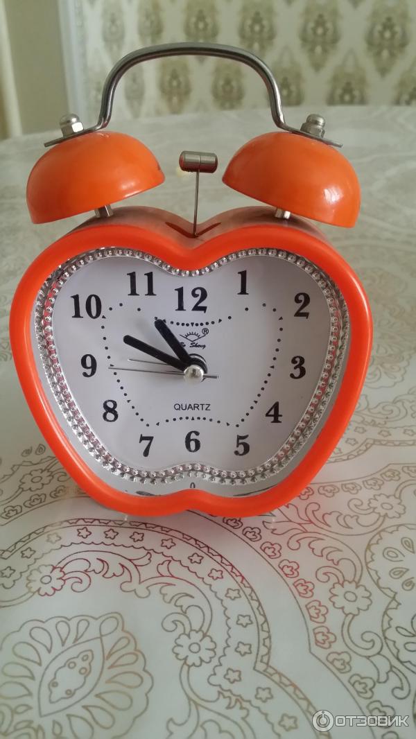 Настольные часы-будильник UFT Alarm QUARTZ Clock Retro фото