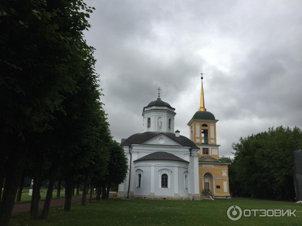 Усадьба Кусково. Церковь Спаса Всемилостивого и колокольня.