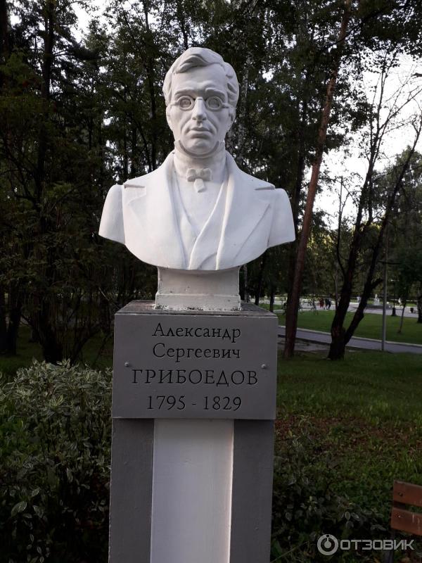 Литературная аллея в ЦПКиО им. В. В. Маяковского фото