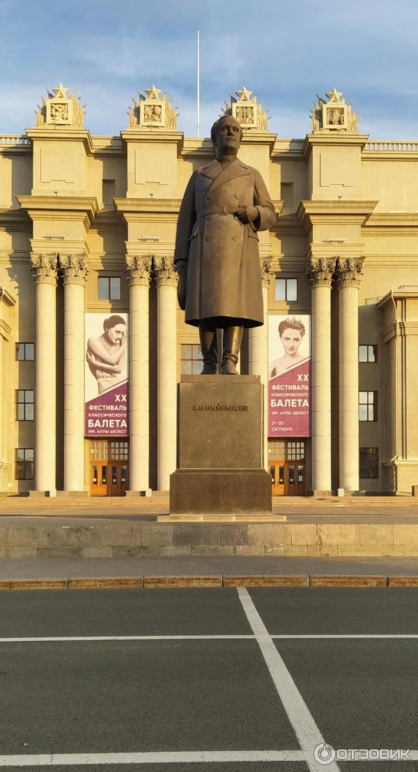 Залитый солнцем памятник В. В. Куйбышеву.