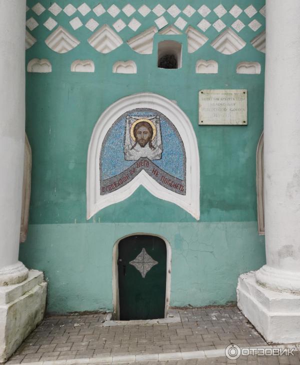 Вход в колокольню