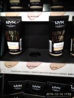 Born to glow тональный. Тональный крем NYX born to Glow палитра. NYX born to Glow тональный крем свотчи. NYX professional Makeup тональная основа с эффектом. NYX born to Glow тональный оттенки.