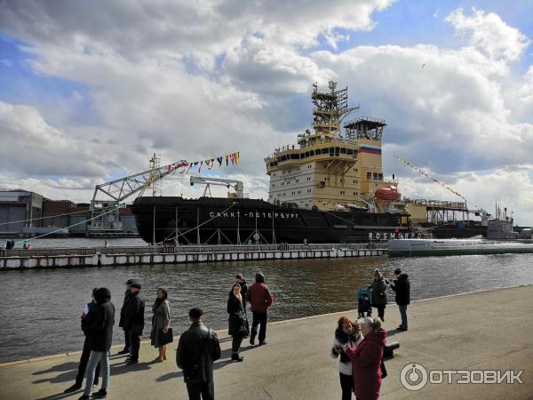 Пешая прогулка по набережной Невы на Васильевском острове (Россия, Санкт-Петербург) фото