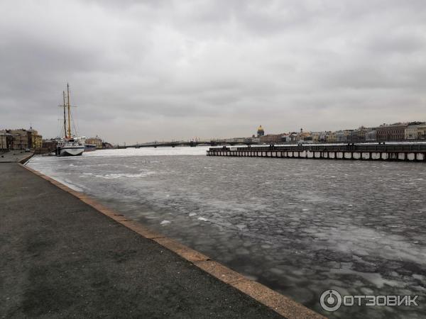 Пешая прогулка по набережной Невы на Васильевском острове (Россия, Санкт-Петербург) фото