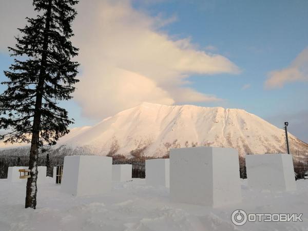 Снежная деревня в Кировске (Россия, Кировск) фото