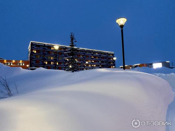 Снежная деревня в Кировске (Россия, Кировск) фото