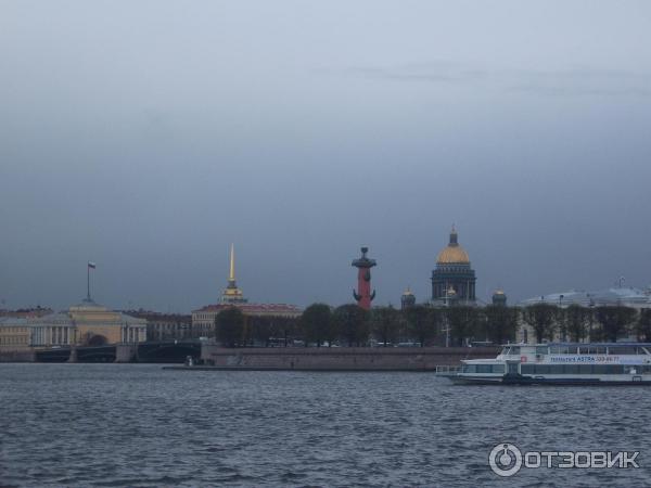 Пешая прогулка по набережной Невы на Васильевском острове (Россия, Санкт-Петербург) фото