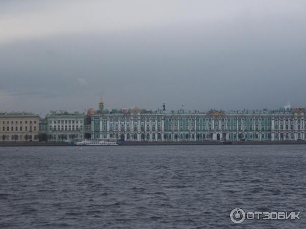 Пешая прогулка по набережной Невы на Васильевском острове (Россия, Санкт-Петербург) фото