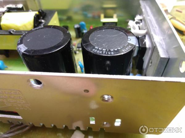 Справа мятый конденсатор