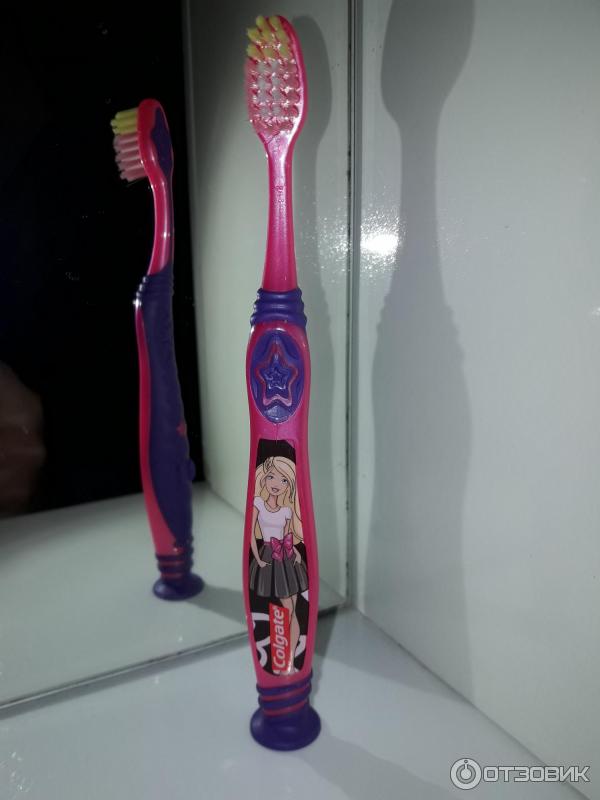 Зубная щетка с супермягкими щетинками Colgate Barbie 5+ фото