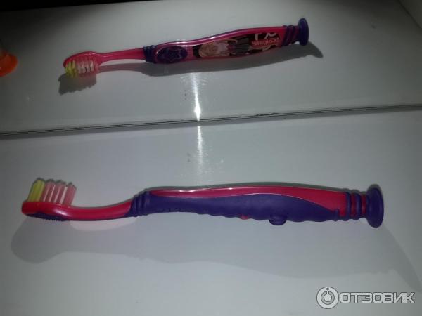 Зубная щетка с супермягкими щетинками Colgate Barbie 5+ фото