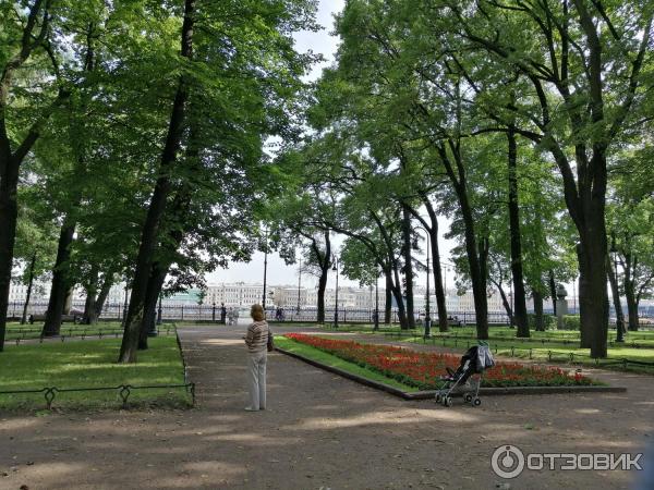 Пешая прогулка по набережной Невы на Васильевском острове (Россия, Санкт-Петербург) фото