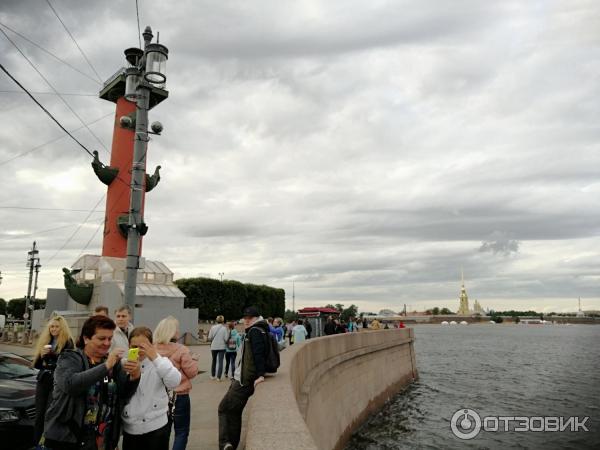 Пешая прогулка по набережной Невы на Васильевском острове (Россия, Санкт-Петербург) фото