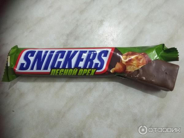 Snickers грецкий орех. Snickers лесной орех. Сникерс лесной орех. Сникерс с грецким орехом. Snickers грецкий орех.