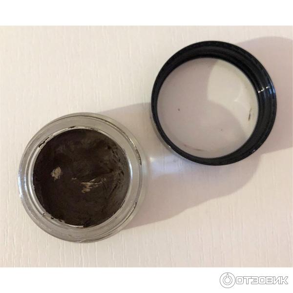 Помадка для бровей Anastasia Beverly Hills Dipbrow pomade в оттенке Dark brown в искусственном освещении