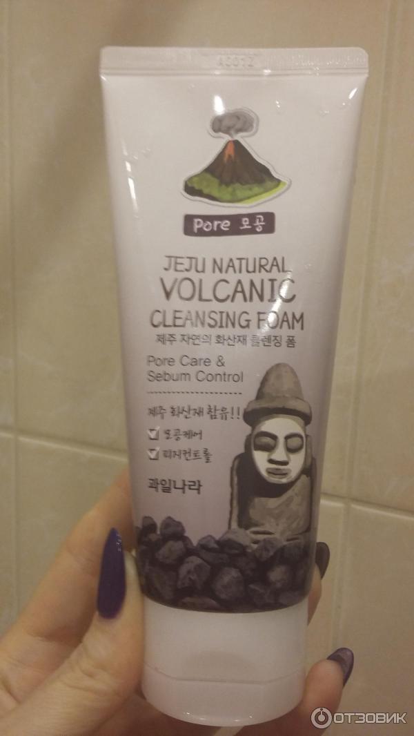 Пенка для умывания Welcos Jeju Natural Volcanic Cleansing Foam фото