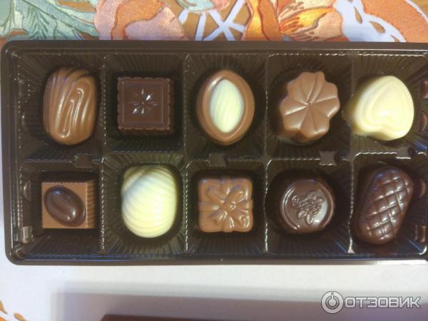 Набор шоколадных кофет Assortiment из темного, молочного и белого шоколада фото