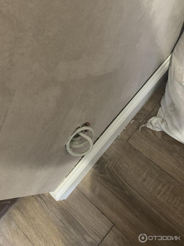Пластиковый плинтус и наличник. Плинтус на кирпичной стене. Плинтус напольный для дубового паркета. Монтаж напольного плинтуса. Кривой пол плинтуса.