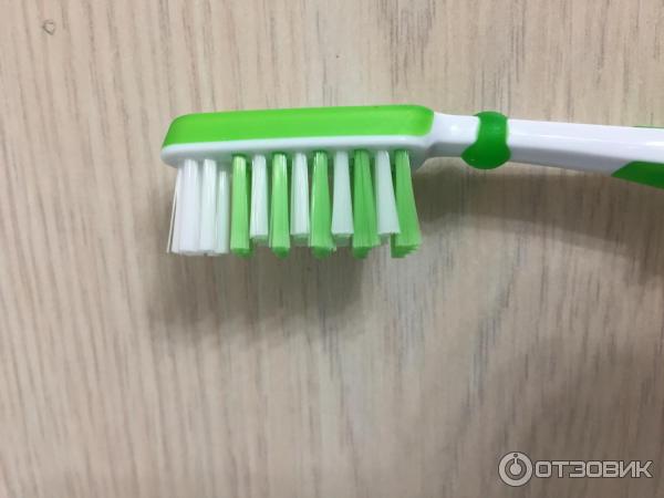 Зубная щетка Aquafresh in-between clean