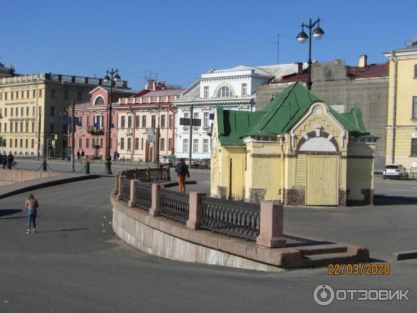 Пешая прогулка по набережной Невы на Васильевском острове (Россия, Санкт-Петербург) фото