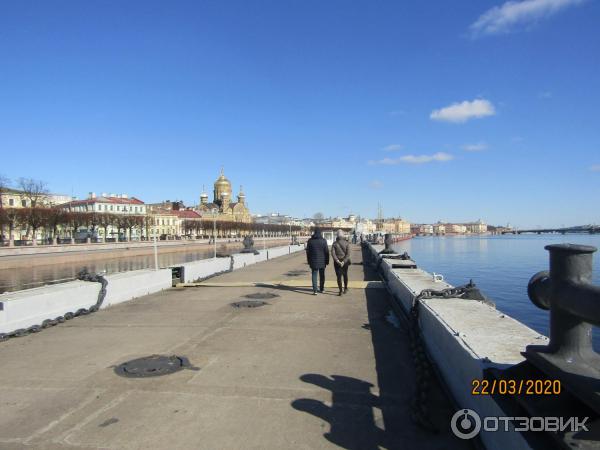 Пешая прогулка по набережной Невы на Васильевском острове (Россия, Санкт-Петербург) фото