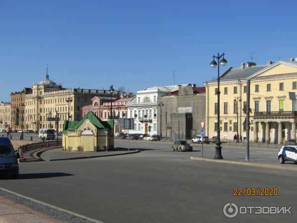 Пешая прогулка по набережной Невы на Васильевском острове (Россия, Санкт-Петербург) фото