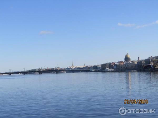 Пешая прогулка по набережной Невы на Васильевском острове (Россия, Санкт-Петербург) фото