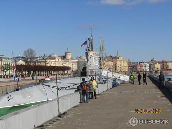 Пешая прогулка по набережной Невы на Васильевском острове (Россия, Санкт-Петербург) фото