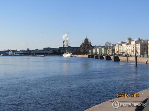 Пешая прогулка по набережной Невы на Васильевском острове (Россия, Санкт-Петербург) фото