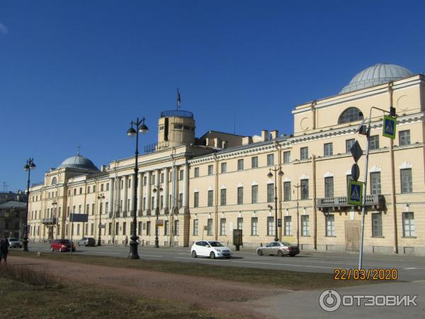 Пешая прогулка по набережной Невы на Васильевском острове (Россия, Санкт-Петербург) фото