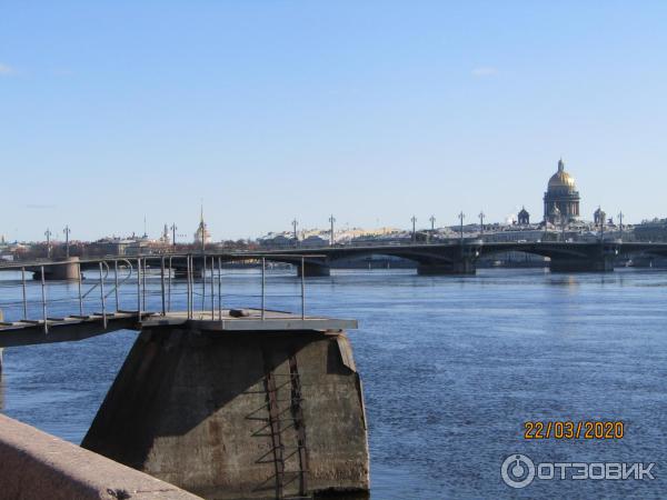 Пешая прогулка по набережной Невы на Васильевском острове (Россия, Санкт-Петербург) фото