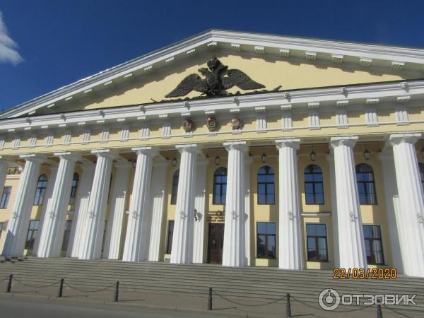 Пешая прогулка по набережной Невы на Васильевском острове (Россия, Санкт-Петербург) фото