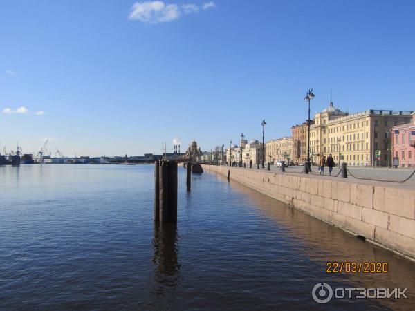 Пешая прогулка по набережной Невы на Васильевском острове (Россия, Санкт-Петербург) фото