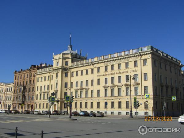 Пешая прогулка по набережной Невы на Васильевском острове (Россия, Санкт-Петербург) фото