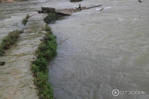 Снесенный водами мостик