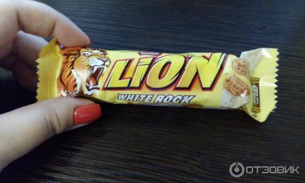 Шоколадный батончик Nestle Lion White Rock фото