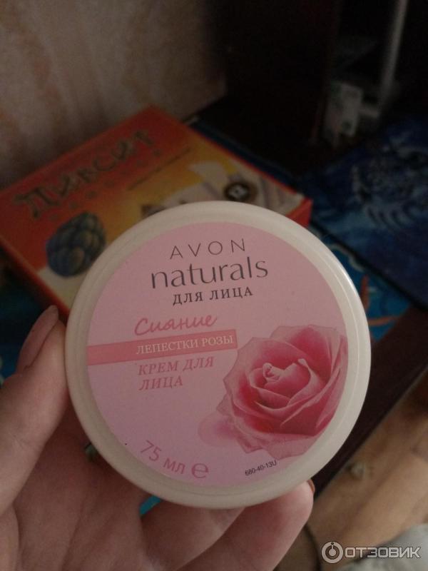 Увлажняющий крем для лица Avon Naturals Лепестки розы фото