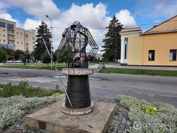 Памятник пиджаку. Бердичев