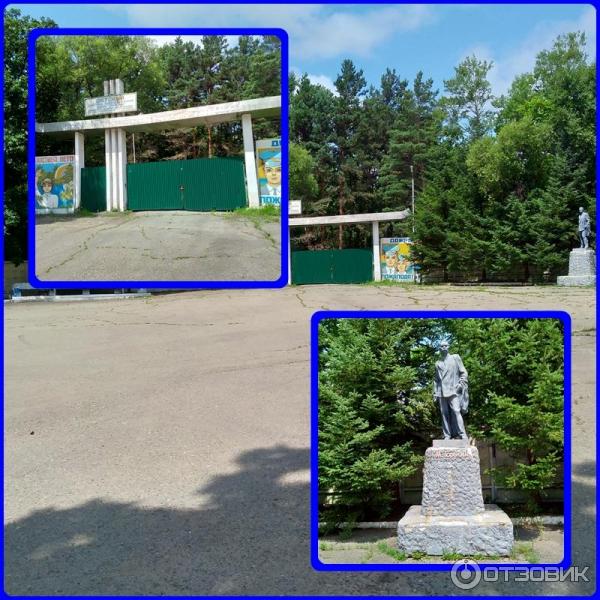 Площадка перед входом в лагерь.