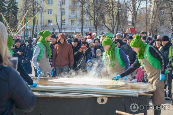 Масленница 01.03.2020 на Советская площадь г. Воронежа, пекут самый большой блин.