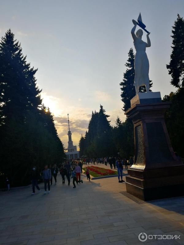 Фото девушки с парусником скульптура у Речного вокзала
